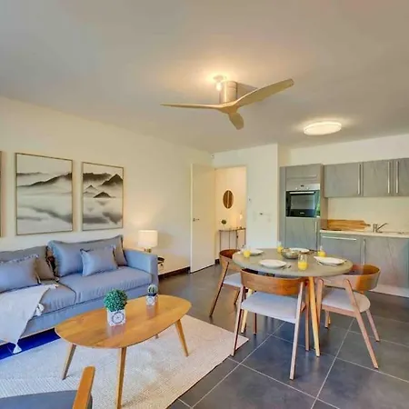 Stylish 1bdr W/huge Balcony/shared Roof Pool *