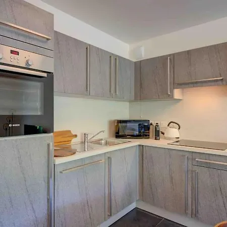 Stylish 1bdr W/huge Balcony/shared Roof Pool Appartement *