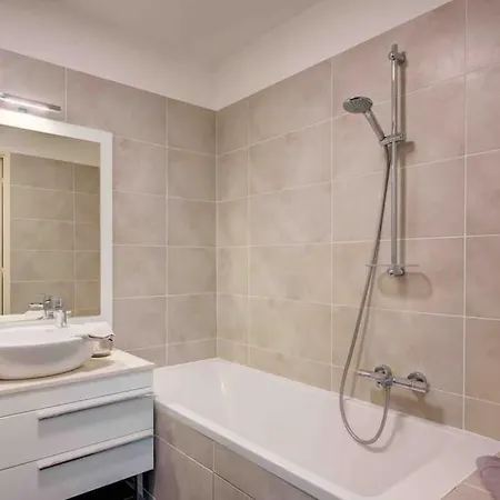 Stylish 1bdr W/huge Balcony/shared Roof Pool Appartement