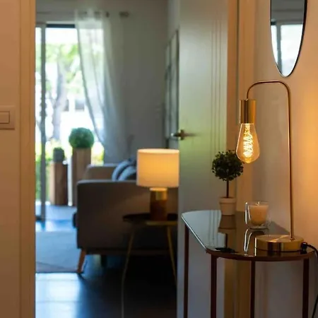 Stylish 1bdr W/huge Balcony/shared Roof Pool *
